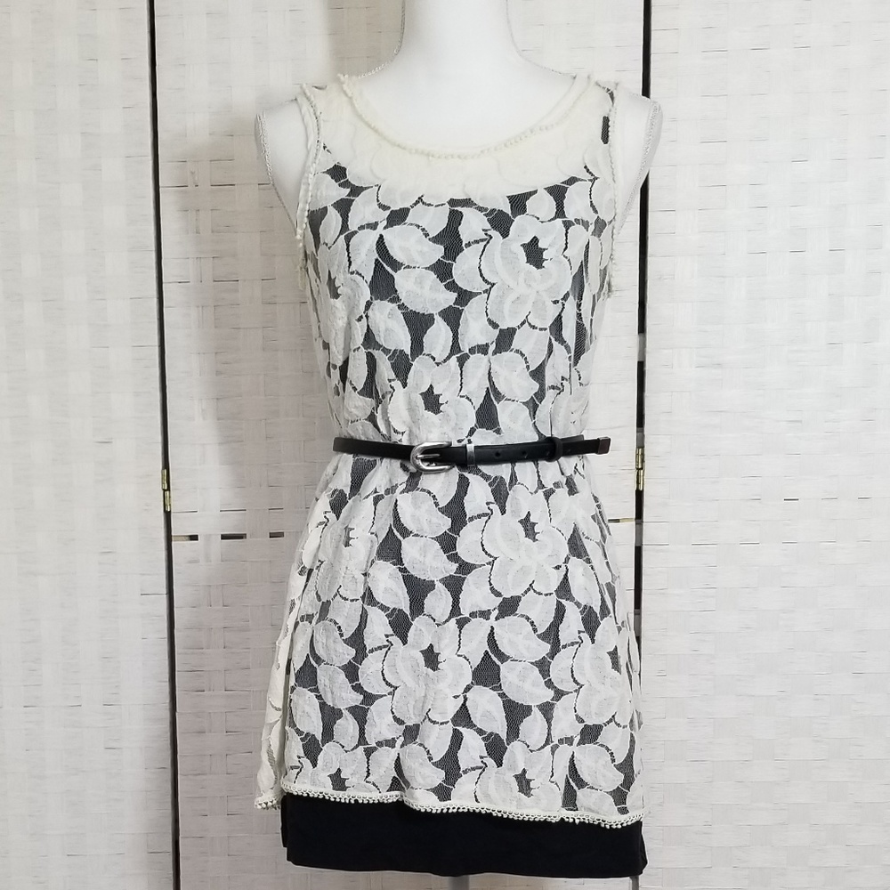 Style By Shez Sleeveless Lace Top